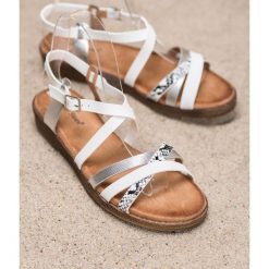 Stylowe biaŁe sandaŁy. Białe sandały damskie SMALL SWAN, bez wzorów, ze skóry ekologicznej, eleganckie, bez obcasa, bez zapięcia. Za 99,00 zł.