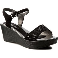 Sandały CLARA BARSON - WS6002-1 Czarny. Czarne klapki damskie Clara Barson, z aplikacjami, ze skóry ekologicznej, bez obcasa, na obcasie. W wyprzedaży za 44,99 zł.
