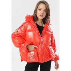 Czerwona Kurtka Jaenyra. Czerwone kurtki damskie Born2be, uniwersalny, bez wzorów, bez kaptura. Za 379,99 zł.