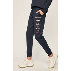 Tommy Sport - Spodnie. Niebieskie spodnie damskie Tommy Sport, s, z nadrukiem, z elastanu, sportowe. Za 379,90 zł.