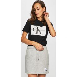 Calvin Klein Jeans - Top. Białe bluzki damskie Calvin Klein Jeans, s, z nadrukiem, z bawełny, z okrągłym kołnierzem. Za 229,90 zł.