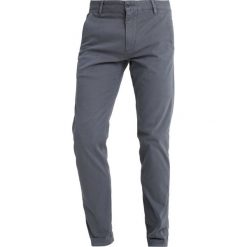 DOCKERS ALPHA CASUAL WASHED Spodnie materiałowe ombre blue. Niebieskie spodnie męskie marki DOCKERS, na co dzień, m, bez wzorów, z elastanu, casualowe. Za 399,00 zł.