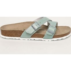 Birkenstock - Klapki skórzane Yao Balance. Niebieskie klapki damskie Birkenstock, bez wzorów, ze skóry, bez obcasa, na obcasie. W wyprzedaży za 279,90 zł.