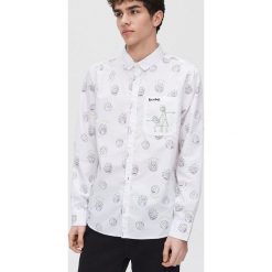 Koszula Rick and Morty - Biały. Białe koszule męskie Cropp, s, bez wzorów, bez kołnierzyka, bez rękawów. Za 79,99 zł.