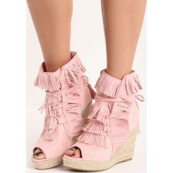 Różowe Sneakersy Sheev. Różowe koturny damskie marki Born2be, z otwartym noskiem, na wysokim obcasie, na platformie, na sznurówki. Za 39,99 zł.
