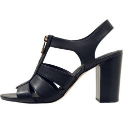 MICHAEL Michael Kors DAMITA Sandały na obcasie black. Czarne rzymianki damskie MICHAEL Michael Kors, z materiału, na obcasie. Za 739,00 zł.