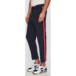 Pepe Jeans - Spodnie Bob. Niebieskie spodnie męskie Pepe Jeans, na co dzień, s, z haftami, z elastanu, casualowe. W wyprzedaży za 139,90 zł.