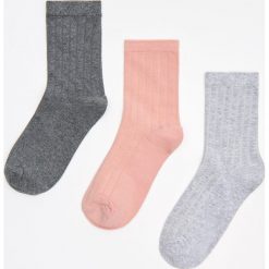 Wysokie skarpety 3 pack - Jasny szary. Szare skarpetki damskie Cropp, bez wzorów. Za 39,99 zł.