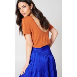 NA-KD Basic T-shirt z odkrytymi plecami - Orange. Pomarańczowe t-shirty damskie NA-KD Basic, z bawełny, z dekoltem na plecach. Za 52,95 zł.