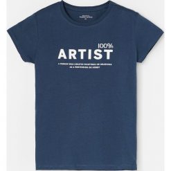 Bawełniany t-shirt z napisem - Granatowy. Niebieskie t-shirty damskie Reserved, z napisami, z bawełny, bez kołnierzyka. W wyprzedaży za 9,99 zł.