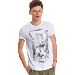 T-shirt z nadrukiem. Białe t-shirty męskie Top Secret, na wiosnę, m, z nadrukiem, z bawełny, klasyczne, z klasycznym kołnierzykiem, krótkie. Za 39,99 zł.