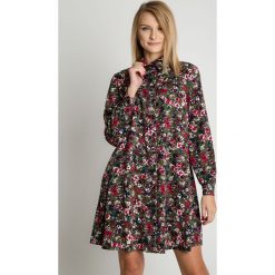 Wiskozowa sukienka z kołnierzykiem BIALCON. Szare sukienki damskie BIALCON, na co dzień, na wiosnę, w kwiaty, z wiskozy, eleganckie, z koszulowym kołnierzykiem, bez rękawów, proste. W wyprzedaży za 195,00 zł.