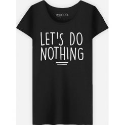 Koszulka "Let's do Nothing" w kolorze czarnym. Czarne koszulki damskie Wooop, s, z nadrukiem, z bawełny, z okrągłym kołnierzem. W wyprzedaży za 59,95 zł.