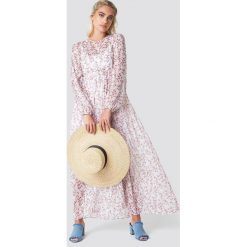 NA-KD Boho Sukienka maxi z bufiastym rękawem - Pink,White,Multicolor. Różowe sukienki damskie NA-KD Boho, bez wzorów, z poliesteru, boho, z falbankami, z długim rękawem, długie, mini. Za 121,95 zł.