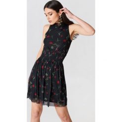 NA-KD Karbowana siateczkowa sukienka - Black,Multicolor. Czarne sukienki damskie marki NA-KD, bez wzorów, ze stójką, bez rękawów. W wyprzedaży za 36,58 zł.
