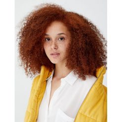 Gładka koszula z długim rękawem. Białe koszule damskie Pull&Bear, bez wzorów, bez kołnierzyka, z długim rękawem. Za 59,90 zł.