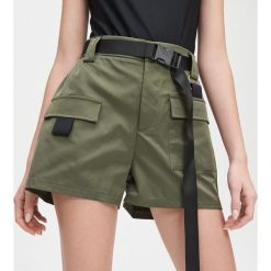 Krótkie szorty cargo z wysoką talią - Khaki. Brązowe szorty damskie Cropp, bez wzorów. W wyprzedaży za 55,99 zł.