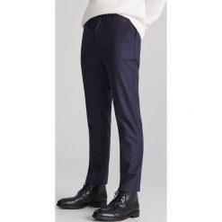 Wzorzyste spodnie chino - Granatowy. Niebieskie spodnie męskie Reserved, m. Za 149,99 zł.
