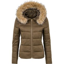 Lekka kurtka pikowana z kapturem bonprix ciemnoliwkowy. Zielone kurtki damskie bonprix, bez wzorów. Za 239,99 zł.