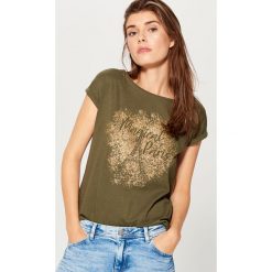 Bawełniana koszulka z nadrukiem - Khaki. Brązowe t-shirty damskie marki Mohito, l, z nadrukiem, z bawełny. Za 39,99 zł.