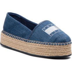 Espadryle TOMMY JEANS - Stretch Denim Espadrille EN0EN00571 Denim 404. Niebieskie espadryle damskie Tommy Jeans, bez wzorów, z jeansu, bez obcasa, na koturnie, bez zapięcia. W wyprzedaży za 249,00 zł.
