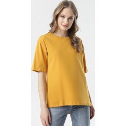 Camelowy T-shirt Crialacia. Brązowe bluzki damskie Born2be, s, bez wzorów, z dzianiny, z okrągłym kołnierzem. Za 54,99 zł.