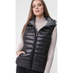 Czarna Kamizelka Rockford. Czarne kamizelki damskie Born2be, na wiosnę, xl, bez wzorów, z dzianiny, bez kaptura. Za 109,99 zł.