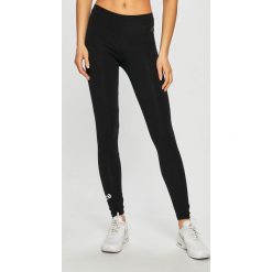 New Balance - Legginsy. Czarne spodnie damskie New Balance, s, z nadrukiem, z elastanu. W wyprzedaży za 129,90 zł.