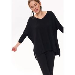 LUŹNY SWETER Z DEKOLTEM W SEREK. Czarne swetry oversize damskie marki Top Secret, na lato, z dzianiny. W wyprzedaży za 49,99 zł.