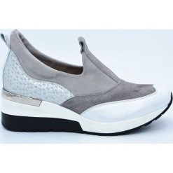 Sneakersy skórzane zamszowe wsuwane szare Aga. Szare sneakersy damskie Aga, ze skóry. W wyprzedaży za 299,00 zł.