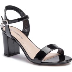 Sandały SOLO FEMME - 82427-33-B48/000-07-00 Czarny. Czarne klapki damskie Solo Femme, z aplikacjami, ze skóry, bez obcasa, na obcasie. W wyprzedaży za 259,00 zł.