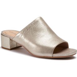 Klapki CLARKS - Orabella Daisy 261421004 Champagne Leather. Żółte klapki damskie Clarks, bez wzorów, ze skóry, bez obcasa, na obcasie. W wyprzedaży za 279,00 zł.