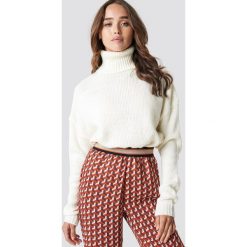 NA-KD Sweter oversize z wywijanym golfem - White. Białe golfy damskie marki NA-KD, z dzianiny. Za 141,95 zł.