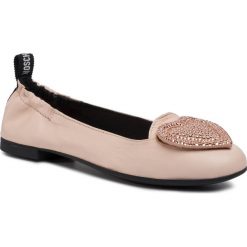 Baleriny LOVE MOSCHINO - JA11040G1AIA0601 Cipria. Różowe baleriny damskie Love Moschino, bez wzorów, ze skóry, klasyczne, bez obcasa, na płaskiej podeszwie. Za 689,00 zł.
