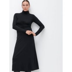 Sukienka z golfem z Tencel™ Lyocellu -. Sukienki damskie Reserved, s, bez wzorów, z lyocellu, z golfem, bez rękawów. Za 199,99 zł.