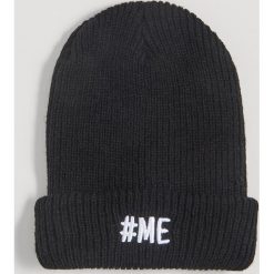 Czapka beanie z haftem - Czarny. Czarne czapki damskie Sinsay, z haftami. W wyprzedaży za 7,99 zł.