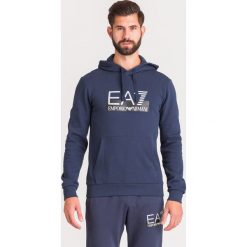 BLUZA EA7 EMPORIO ARMANI. Niebieskie bluzy męskie EA7 Emporio Armani, m, z nadrukiem, z bawełny, z kapturem, bez rękawów, bez kaptura. Za 275,40 zł.