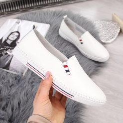 Półbuty damskie skórzane tenisówki slip on białe Filippo. Białe półbuty damskie FILIPPO, bez wzorów, bez zapięcia. Za 109,99 zł.