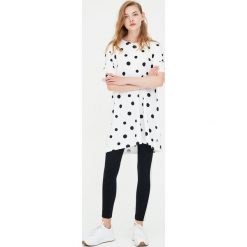 Koszulka sukienka w grochy. Białe bluzki damskie marki Pull&Bear, w grochy. Za 39,90 zł.