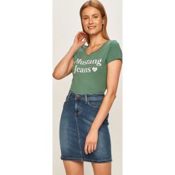 Mustang - T-shirt. Topy damskie Mustang, s, z nadrukiem, z bawełny, casualowe, z okrągłym kołnierzem. W wyprzedaży za 49,90 zł.