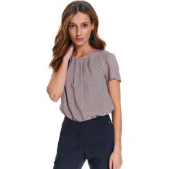 Bluzka w groszki. Białe bluzki damskie Top Secret, w grochy, biznesowe, bez kołnierzyka, z krótkim rękawem. Za 89,99 zł.