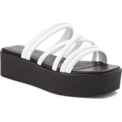 Klapki VAGABOND - Bonnie 4538-001-01 White. Białe klapki damskie Vagabond, bez wzorów, ze skóry, bez obcasa. W wyprzedaży za 259,00 zł.