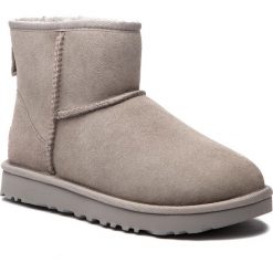 Buty UGG - W Classic Mini II 1016222 Sel. Szare kozaki damskie marki Ugg, na zimę, ze skóry, na niskim obcasie, bez zapięcia. W wyprzedaży za 479,00 zł.