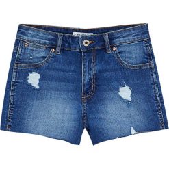 Jeansowe spodenki z przetarciami. Niebieskie szorty jeansowe damskie marki Pull&Bear. Za 69,90 zł.