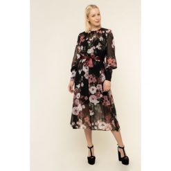 Sukienka codzienna iBlues Teheran 72263696. Czarne sukienki damskie iBlues, na co dzień, bez wzorów, z poliesteru, bez kołnierzyka, bez rękawów, proste. W wyprzedaży za 749,00 zł.
