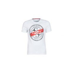 T-shirty z krótkim rękawem Guess CUT STAMP. Białe t-shirty męskie Guess, s, z aplikacjami, bez kołnierzyka, krótkie. Za 129,00 zł.