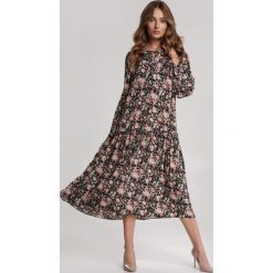 Czarno-Różowa Sukienka Ivietta. Czarne sukienki damskie Renee, s, bez wzorów, bez kołnierzyka, bez rękawów, midi. Za 159,99 zł.