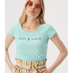 Bawełniany T-shirt z napisem - Zielony. Zielone t-shirty damskie Sinsay, s, z napisami, z bawełny, bez kołnierzyka. W wyprzedaży za 7,99 zł.