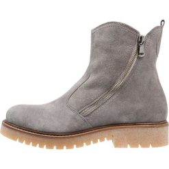 Pier One Botki na platformie grey. Szare buty zimowe damskie Pier One, z materiału, na platformie. W wyprzedaży za 186,45 zł.