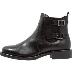 S.Oliver BLACK LABEL Botki black. Czarne botki damskie marki s.Oliver BLACK LABEL, ze skóry, klasyczne, bez obcasa, bez zapięcia. Za 379,00 zł.